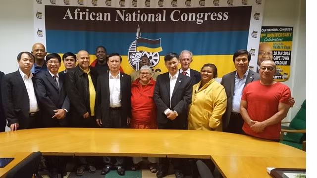 La délégation vietnamienne et les représentants du Parti Communiste d'Afrique du Sud et du Comité de l’ANC pour le Cap-Occidental. Photo: NDEL.