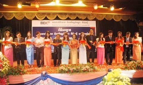 Inauguration de la 7e filiale de la Banque d'investissement et de développement du Vietnam (BIDV) au Cambodge, fin 2013 à Phnom Penh. Photo: Xuân Khu/VNA.