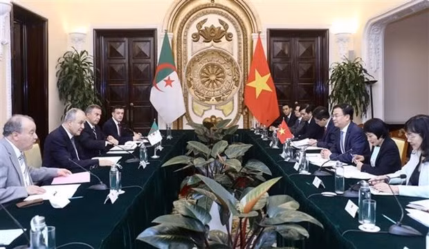 Le vice-ministre vietnamien des Affaires étrangères, Pham Quang Hiêu, et le secrétaire général du ministère algérien des Affaires étrangères et de la Communauté nationale à l’étranger, Chakib Rachid Kaid, lors de la consultation politique à Hanoi, le 27 mai. Photo : VNA.