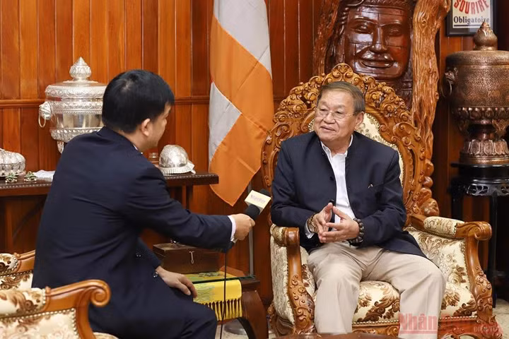 Khieu Kanharith, membre du Comité central du Parti populaire cambodgien et ministre de l'Information, partage ses souvenirs avec le Journal Nhân Dân.