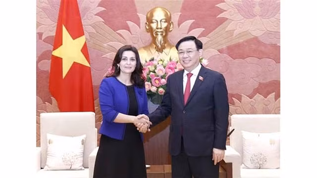 Le Président de l’Assemblée nationale vietnamienne, Vuong Dinh Huê et l’ambassadrice de Bulgarie, Marinela Petkova. Photo : VNA.