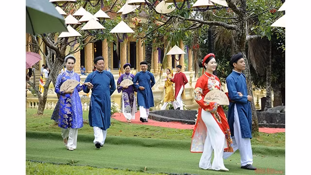 Un défilé d’"áo dài" sous la pluie. Photo : NDEL.