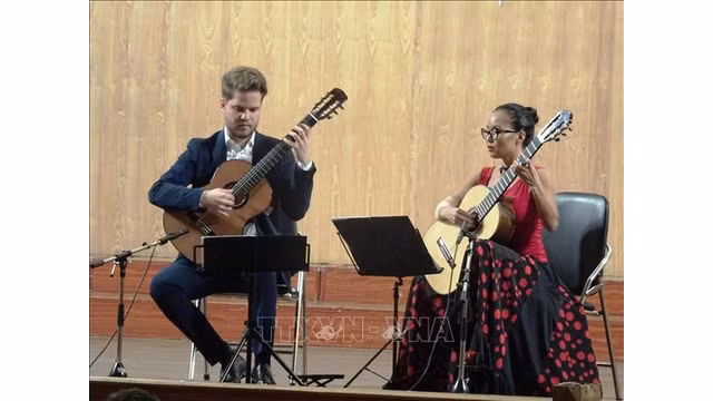 Une oeuvre classsique jouée par les guitaristes Thu Lê, Lorenzo Barnadi. Photo : VNA