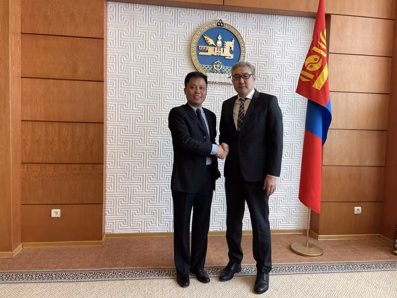 L’ambassadeur du Vietnam, Doan Khanh Tâm, et le secrétaire du Conseil national de sécurité de Mongolie, Amarjargal Gansukh. Photo : Baoquocte.