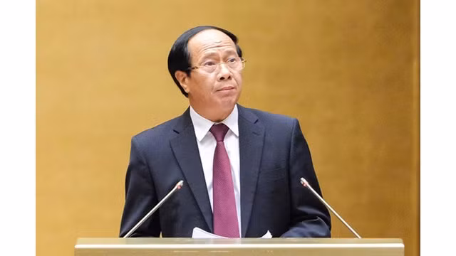 Le vice-Premier ministre Lê Van Thành présente à l’Assemblée nationale un rapport sur la mise en œuvre du plan de développement socio-économique durant les premiers mois de 2022. Photo : Quochoi.vn
