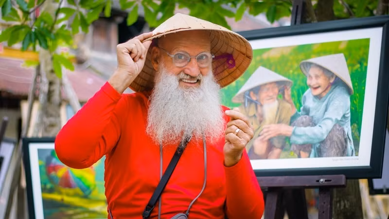 Gérard Gerhard, un photographe français séduit par Hoi An. Photo : thoidai.com.vn