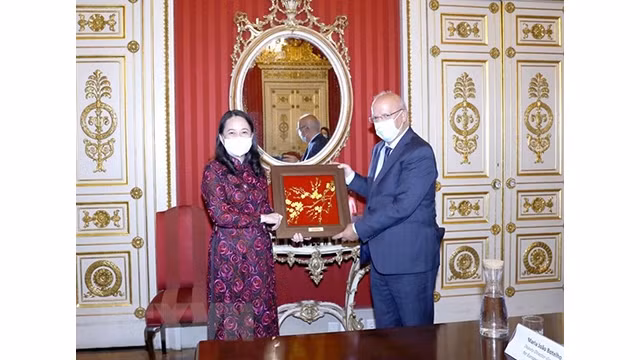 La Vice-Présidente vietnamienne, Vo Thi Anh Xuân (à gauche) et le ministre des Affaires étrangères, Augusto Santos Silva (à droite). Photo : VNA.