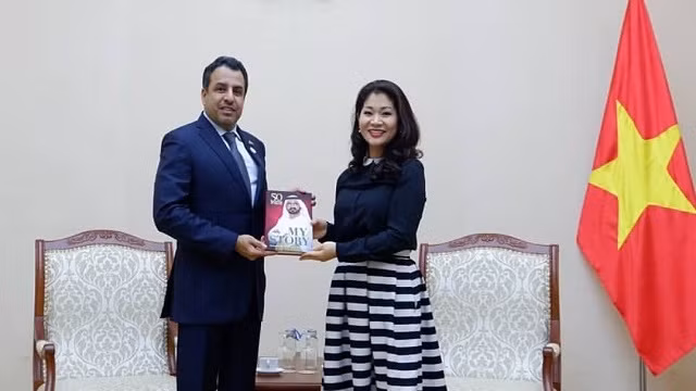 La directrice du Département de la Coopération internationale du Ministère vietnamien de la Culture, des Sports et du Tourisme, Nguyên Phuong Hoa (à droite), et l’ambassadeur émirati au Vietnam Obaid Saeed Bin Taresh Al Dhaheri. Photo: TQ.