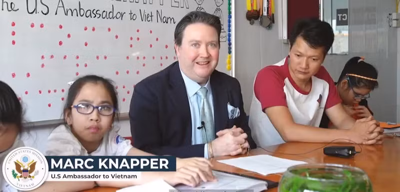 L'ambassadeur américain au Vietnam, Marc Knapper, rend visite à des élèves malvoyants au Centre de langue anglaise One World One - Photo extraite d'un clip.