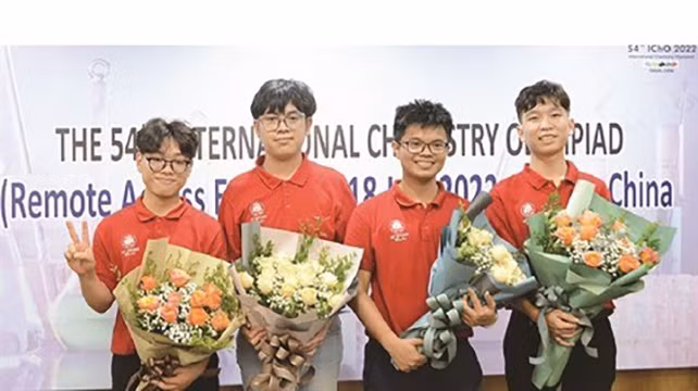 Quatre élèves vietnamiens remportent l'or aux Olympiades internationales de chimie 2022. Photo : VNA/CVN.