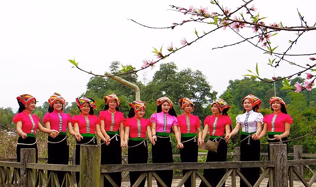 Les jeunes filles de l'ethnie Thai. Photo: Nhât Quang/NDEL.