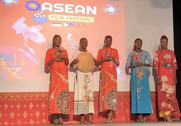 Spectacle d’áo dài (robe longue traditionnelle des Vietnamiennes) à travers la performance de mannequins tanzaniens. Photo : VNA.