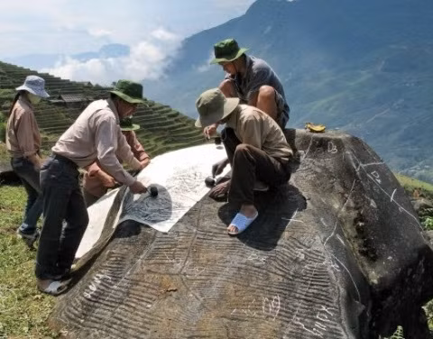 Les rochers dans les champs en terrasse et au sommet d'une montagne. Photo: Ngoc Thanh.