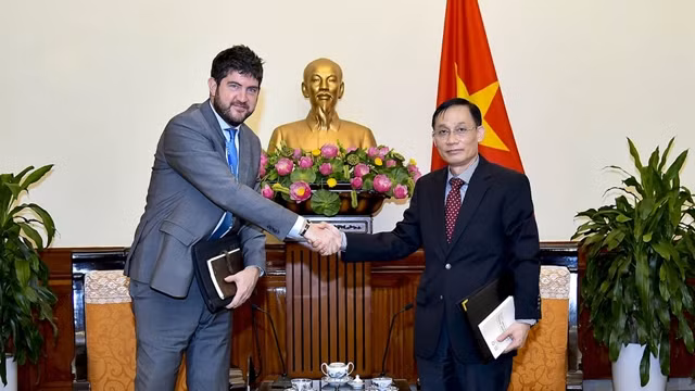 Le vice-ministre des AE Lê Hoài Trung (à droite) et Michael Croft, représentant en chef du Bureau de l'UNESCO au Vietnam, le 22 octobre à Hanoi. Photo :baoquocte.vn.