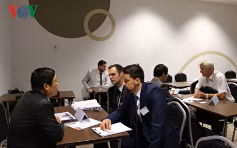 Rencontre entre représentants de certaines entreprises vietnamo-slovaques dans le cadre du forum des entreprises organisé en marge de la 2e session du Comité intergouvernemental Vietnam-Slovaquie sur la coopération économique. Photo : VOV.