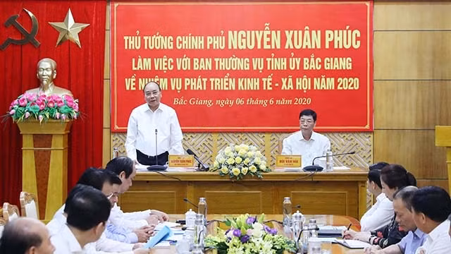 Le Premier ministre lors de la seance de travail avec les responsables de la province de Bac Giang. Photo: VGP