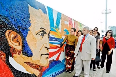 L'ambassadeur du Venezuela au Vietnam, Jorge Rondon Uzcategui (veste blanche), en admiration le portait du héros Simon Bolivar sur le chemin en céramique de Hanoi. Photo: NDEL.