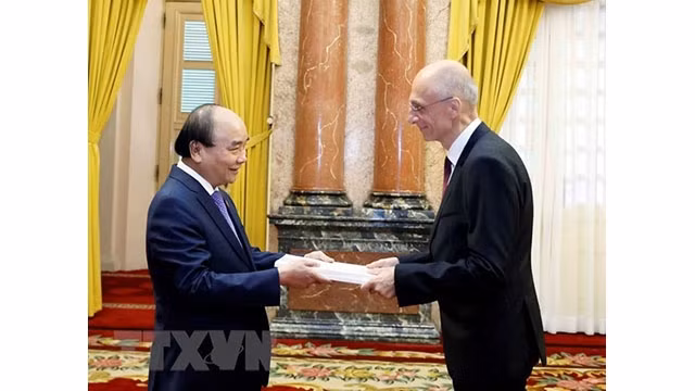 Le Président du Vietnam, Nguyên Xuân Phuc (à gauche) et l’ambassadeur de Croatie, Ivan Velimir Starcevic. Photo : VNA.