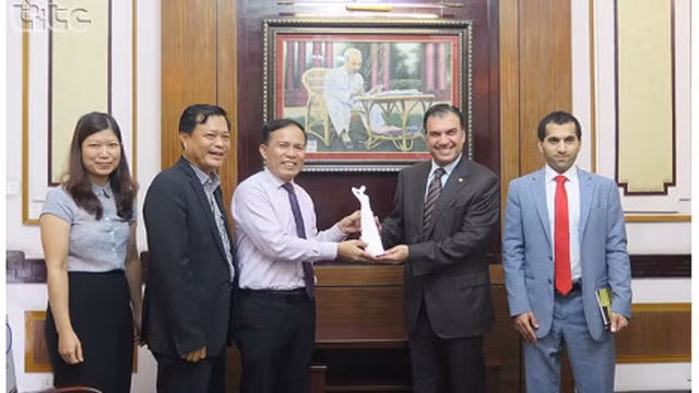 Ngô Hoài Chung, vice-directeur général de l’Administration nationale du tourisme du Vietnam (3emè à gauche) et Waleed Mohamed H.A. Al-Emadi, ambassadeur adjoint du Qatar au Vietnam (2ème à droite), le 8 août à Hanoi. Photo : baodulich.vn.