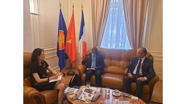 L’Ambassadeur Dinh Toàn Thang reçoit Emile-Eric Affognitodé, responsable de l’Unité Réseau des Espaces Volontariats de France Volontaires et Nguyên Thi Phuong Lan, représentante nationale et responsable de l’Espace Volontariats au Vietnam et au Laos. Photo : Journal Thoi Dai.