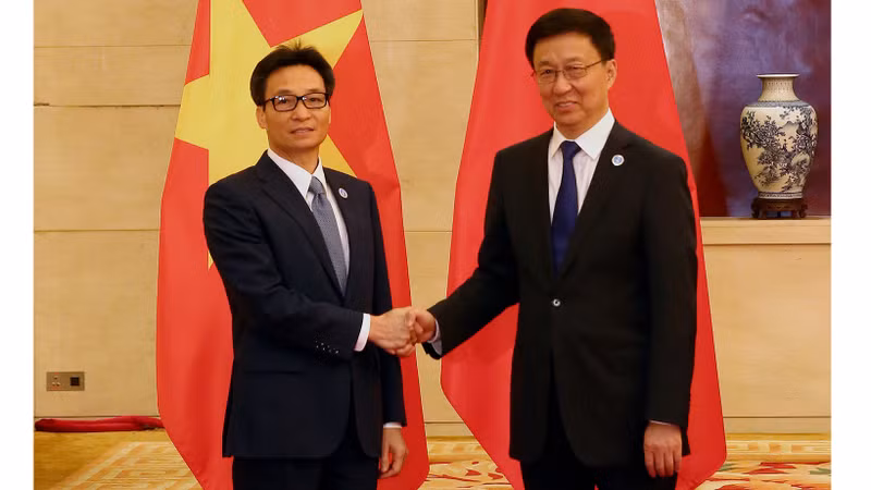 Le Vice-PM Vu Duc Dam (à gauche) et son homologue chinois Han Zheng. Photo : VGP.