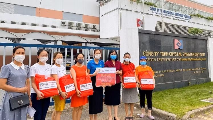 Les ouvriers reçoivent des cadeaux d’ActionAid Vietnam. Photo : thoidai.com.vn