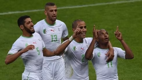 Le milieu algérien Yacine Brahimi (droite) célèbre son but avec son capitaine Madjid Bougherra ainsi que Rafik Halliche (gauche) et Islam Slimani (2e, gauche), également buteurs lors de la victoire contre la Corée du Sud (4-2), le 22 juin, à Porto Alegre. Photo: CVN.