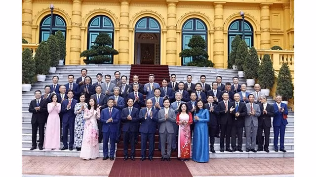 Le Président Nguyên Xuân Phuc prend la photo avec les cadres cruciaux du ministère des Affaires étrangères. Photo : VNA.
