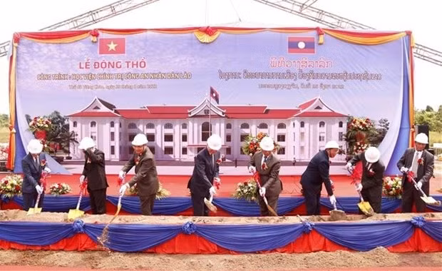 Cérémonie de mise en chantier de l’Académie de politique de la police populaire du Laos, un cadeau du Vietnam offert au Laos. Photo : VNA.