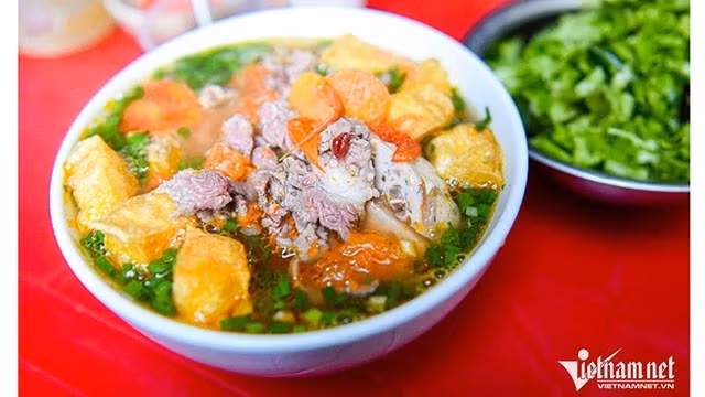 Un bol de bun riêu de Mme Thu coute entre 25 000 et 55 000 dôngs. Photo : vietnamnet.vn.