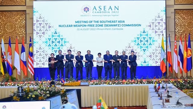 Le ministre vietnamien des Affaires étrangères, Bùi Thanh Son avec ses homologues de l’ASEAN lors de la réunion de la Commission du traité sur la SEANWFZ à Phnom Penh, au Cambodge. Photo : VNA.