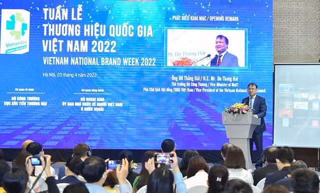 Cérémonie d’ouverture de la « Semaine de la marque nationale du Vietnam 2022 », le 20 avril à Hanoi. Photo : baoquocte.vn.