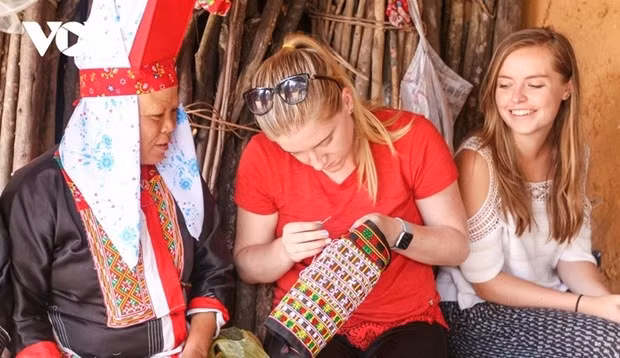 Des touristes étrangères à Quang Ninh. Photo : VOV.