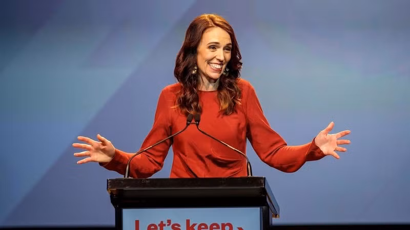 La Première ministre Jacinda Ardern célèbre la victoire électorale du Parti travailliste néo-zélandais. Photo: radiomilawoe.com