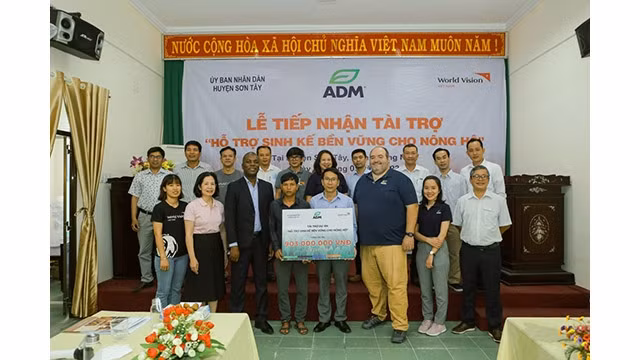 La cérémonie de réception d'aides pour le développement des moyens de subsistance durables dans la province de Quang Ngai. Photo : thoidai.com.vn