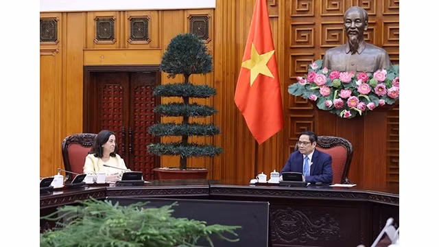 Le Premier ministre vietnamien, Pham Minh Chinh, et la vice-présidente de la Banque mondiale pour l’Asie de l’Est et le Pacifique, Manuela V. Ferro. Photo : VNA.