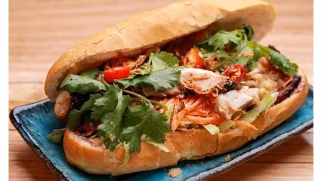 Le « banh mi » aux fruits du dragon a été apprécié par la presse internationale. Photo : Journal Dân Tri.
