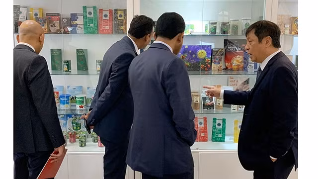 L'ambassadeur Nguyên Manh Tuân (à droite) présente les produits vietnamiens à des invités. Photo : baoquocte.vn