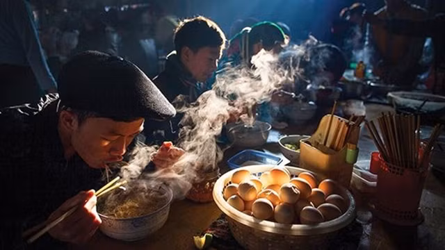 La photo « Un petit-déjeuner lors du jour du marché » du photographe vietnamien Nguyên Huu Thông (prix d’argent). Photo : VNA.