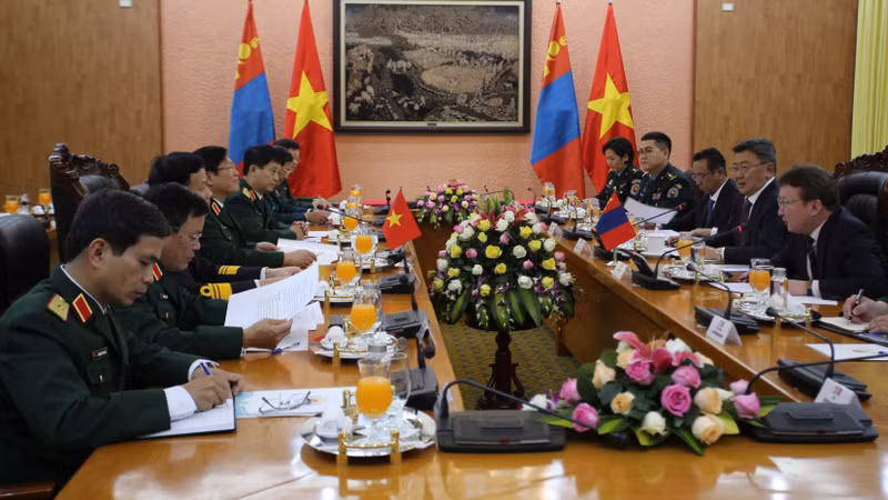 Entretien entre le ministre vietnamien de la Défense et son homologue mongol. Photo : baoquocte.vn.