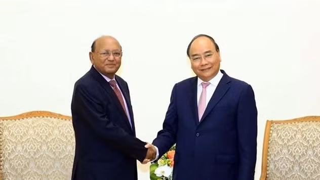Le PM vietnamien, Nguyên Xuân Phuc (à droite), et le ministre bangladais du Commerce, Tofail Ahmed, le 13 septembre à Hanoi. Photo: VNA.