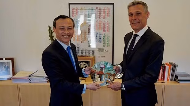 L'ambassadeur du Vietnam au Danemark, Luong Thanh Nghi (à gauche), et le Secrétaire d'État au commerce et à la durabilité mondiale au ministère danois des Affaires étrangères, Steen Hommel. Photo: baoquocte.vn 