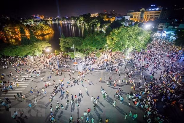 L’espace piétonnier autour du lac de l’Épée restituée dans l'arondissement de Hoan Kiem. Photo : VNA.