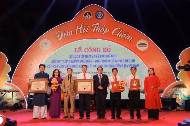  La cérémonie pour marquer la reconnaissance par l’Union mondiale des records (WorldKings) de la tour Phu Diên. Photo : VGP.