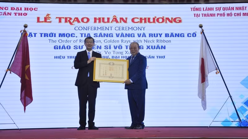Watanabe Nobuhiro, consul général du Japon à Ho Chi Minh-Ville, remet « l’Ordre du Soleil levant » au professeur Vo Tong Xuân (à droite).Photo: thoidai.com.vn