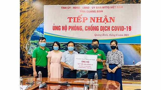 PeaceTrees Vietnam fait un don de 3 000 dollars au fonds de vaccins contre le Covid-19. Photo : Journal Thoi Dai.