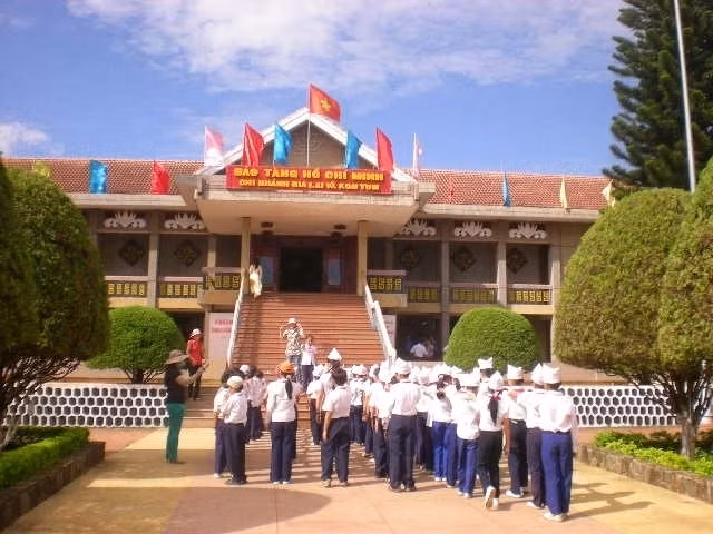 Le Musée Hô Chi Minh de Gia Lai-Kon Tum accueille chaque année des millions de touristes vietnamiens et étrangers. Photo: NDEL.