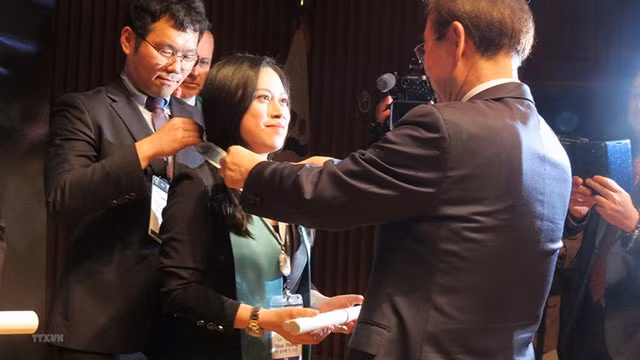 Lê Nguyên Minh Phuong est la première Vietnamienne à décerner le titre « citoyen d’honneur de Séoul ». Photo : VNA