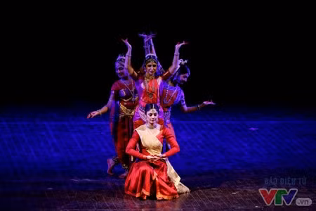 Une danse indienne présentée le 21 avril, à Hanoi. Photo: vtv.vn.