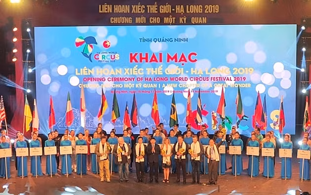 Les dirigeants de la province de Quang Ninh offrent des fleurs aux représentants des pays participants et aux membres du jury. Photo : NDEL.